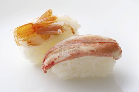 Téléchargez les photos : Sushi sur fond blanc, cuisine japonaise traditionnelle - en image libre de droit