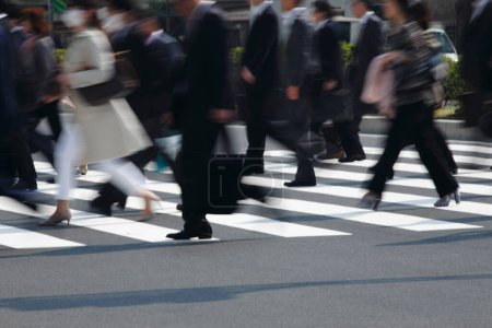 Téléchargez les photos : Foule marchant par la rue centrale à Tokyo, Japon - en image libre de droit