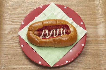 Téléchargez les photos : Délicieux hot dog à la saucisse et ketchup à la mayonnaise - en image libre de droit