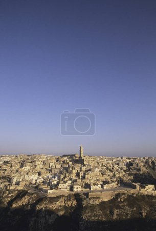 Foto de Hermosa vista de distancia de la ciudad de Matera en Italia - Imagen libre de derechos