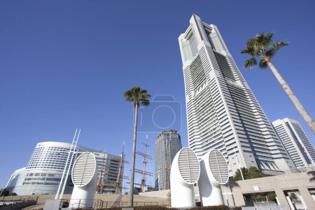 Téléchargez les photos : Bâtiments urbains modernes sur fond de ciel bleu à Yokohama, Japon - en image libre de droit