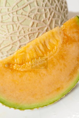 Téléchargez les photos : Vue rapprochée du melon bio frais sur fond blanc. - en image libre de droit