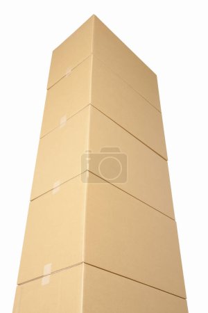 Téléchargez les photos : Vue rapprochée des boîtes en carton marron sur fond blanc - en image libre de droit
