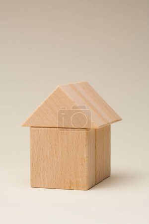 Téléchargez les photos : Gros plan de la maison en blocs de bois sur fond clair - en image libre de droit