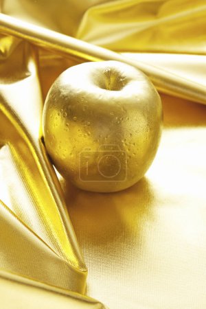Téléchargez les photos : Pomme dorée sur fond, gros plan - en image libre de droit
