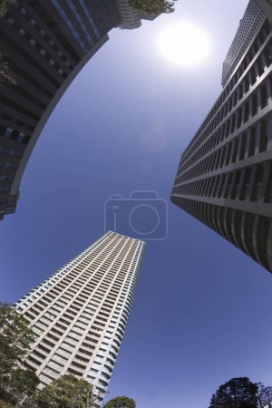 Téléchargez les photos : Vue à angle bas des bâtiments modernes dans la ville urbaine - en image libre de droit