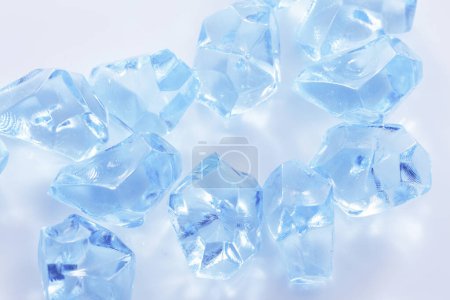 Foto de Cubitos de hielo azul sobre fondo blanco - Imagen libre de derechos