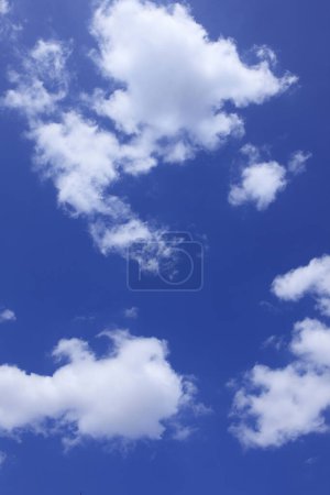 Foto de Cielo azul con nubes esponjosas - Imagen libre de derechos