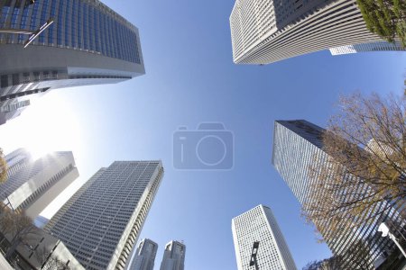 Téléchargez les photos : Paysage urbain moderne avec des bâtiments à Tokyo, Japon - en image libre de droit