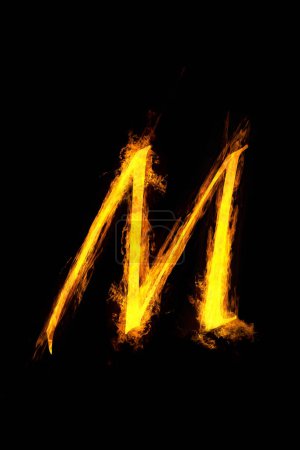 Buchstabe M aus Feuer, Alphabet auf schwarzem Hintergrund                 