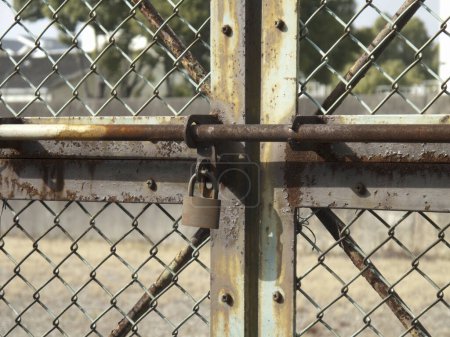 Foto de Cerca de metal oxidado con una cerradura - Imagen libre de derechos