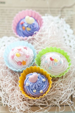 Téléchargez les photos : Vue rapprochée de délicieux cupcakes sucrés avec glaçage - en image libre de droit
