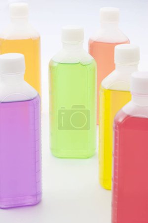 Foto de Vista de cerca de botellas de plástico de color de líquido sobre fondo claro - Imagen libre de derechos