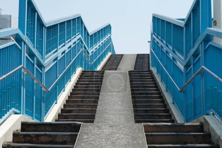 Téléchargez les photos : Vue des escaliers avec parapet bleu, architecture urbaine - en image libre de droit