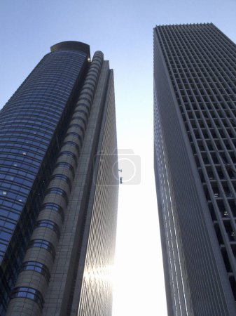 Téléchargez les photos : Vue à angle bas de l'architecture moderne dans la ville et le ciel bleu - en image libre de droit