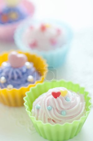 Téléchargez les photos : Vue rapprochée de délicieux cupcakes sucrés avec glaçage - en image libre de droit