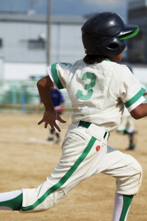 Téléchargez les photos : Garçon japonais jouant au baseball, petite ligue - en image libre de droit