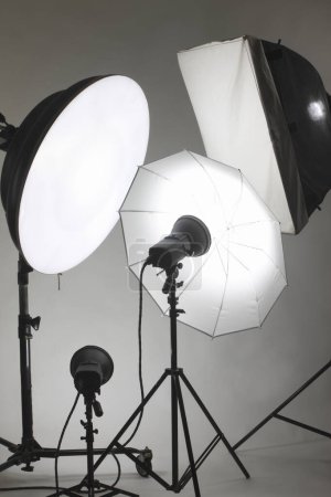 Foto de Estudio fotográfico profesional con equipo de iluminación - Imagen libre de derechos