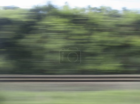 Téléchargez les photos : Une image floue d'un train passant par là - en image libre de droit