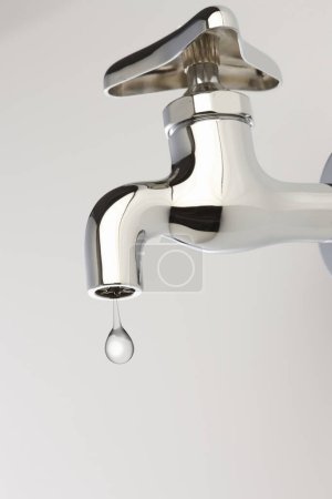 Téléchargez les photos : Objet robinet d'eau sur fond, gros plan - en image libre de droit