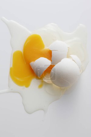Téléchargez les photos : Oeufs cassés pour le petit déjeuner sur fond blanc - en image libre de droit
