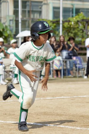 Foto de Japonés niño jugando béisbol juego, pequeña liga - Imagen libre de derechos