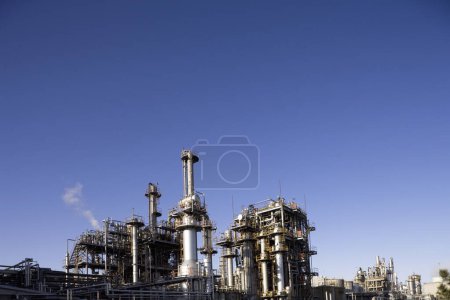 Téléchargez les photos : Usine industrielle sur fond de ciel bleu - en image libre de droit