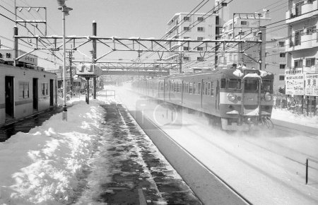 Foto de Tren que se mueve en el ferrocarril - Imagen libre de derechos