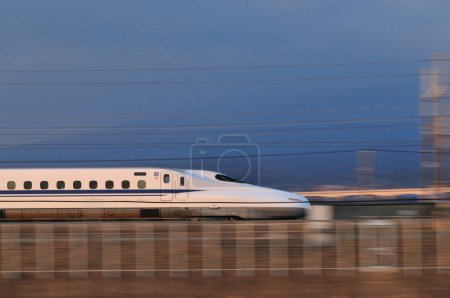 Téléchargez les photos : Rapide shinkansen Bullet Train excès de vitesse au Japon. - en image libre de droit