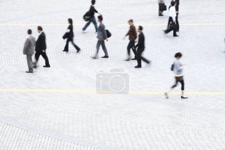 Téléchargez les photos : Groupe de personnes marchant en ville le jour - en image libre de droit