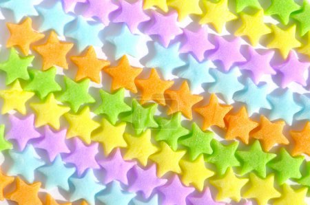 Téléchargez les photos : Étoiles colorées bonbons sur fond blanc - en image libre de droit