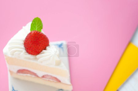 Foto de Delicioso pastel cremoso decorado con fresa roja - Imagen libre de derechos
