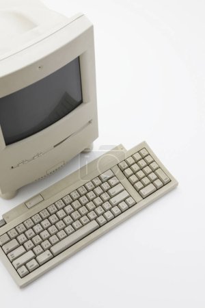 Foto de Monitor de ordenador con teclado en una mesa - Imagen libre de derechos