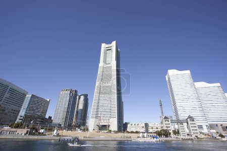 Foto de Edificios altos y brillantes en Tokio bajo un cielo azul brillante. - Imagen libre de derechos