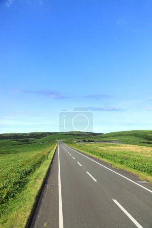 Téléchargez les photos : Route vide à la campagne, ciel bleu avec nuages blancs - en image libre de droit