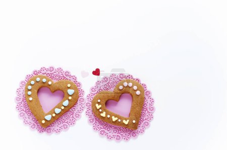 Téléchargez les photos : Vue rapprochée de délicieux biscuits en forme de coeur sucré - en image libre de droit