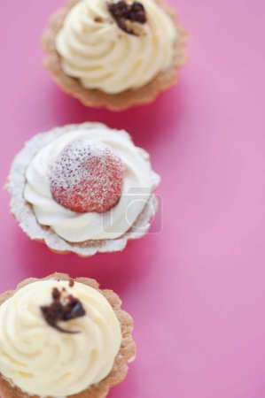 Téléchargez les photos : Groupe de gâteaux de tasse fantaisie, concept de célébration de cupcakes d'anniversaire, espace de copie - en image libre de droit