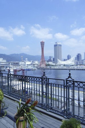 Rund um den Kobe Port Tower. Port Tower ist ein Wahrzeichen in Kobe. Es wird auf der Seite des Stegs im Hafen von Kobe gebaut