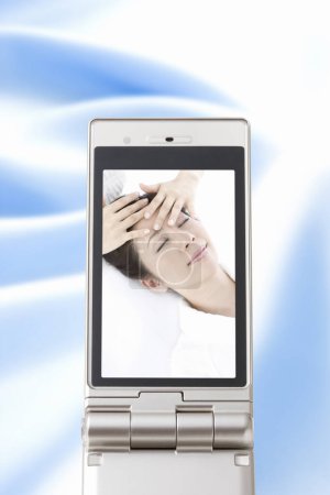 Foto de Teléfono móvil pantalla con hermosa mujer asiática imagen - Imagen libre de derechos