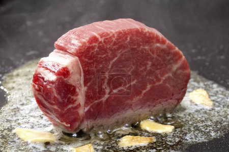Téléchargez les photos : Vue rapprochée de délicieux steak de boeuf cru frais - en image libre de droit