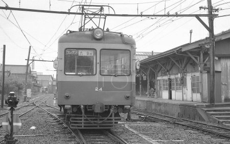 Téléchargez les photos : Photo noir et blanc du train rétro en gare au Japon - en image libre de droit