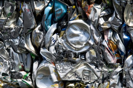 Téléchargez les photos : Déchets de recyclage des métaux pressés. recyclage collecte des déchets. - en image libre de droit