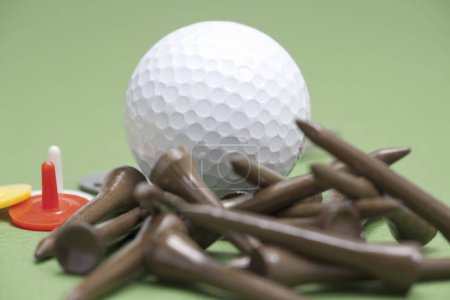 Téléchargez les photos : Gros plan des balles de golf dans le club de golf sur blanc - en image libre de droit