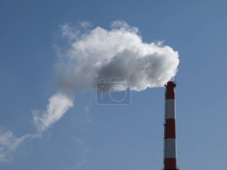 Foto de Humo de la chimenea sobre un fondo de cielo azul - Imagen libre de derechos
