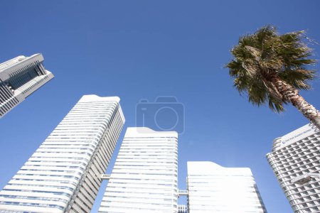 Téléchargez les photos : Bâtiments hauts et brillants à Tokyo sous un ciel bleu vif. - en image libre de droit
