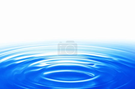 Téléchargez les photos : Gouttes d'eau à la surface de l'eau sur fond clair - en image libre de droit