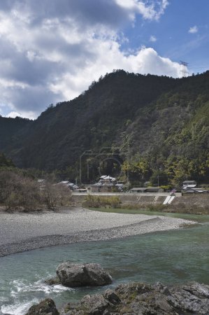 Téléchargez les photos : Beau paysage de la rivière dans les montagnes pittoresques avec forêt verte - en image libre de droit