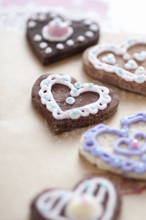 Téléchargez les photos : Vue rapprochée des biscuits faits à la main en forme de coeur pour la Saint-Valentin - en image libre de droit