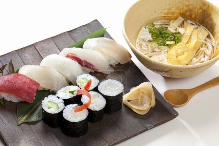 Foto de Sushi en el plato. comida japonesa. rollos de sushi - Imagen libre de derechos