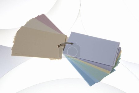 Foto de Vista de primer plano de etiquetas de notas de papel en blanco sobre fondo claro - Imagen libre de derechos